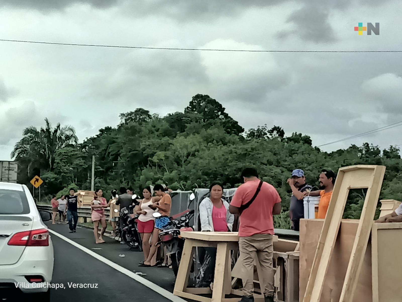 Rapiña tras volcadura de tráiler con muebles de madera en carretera Coatza-Villahermosa