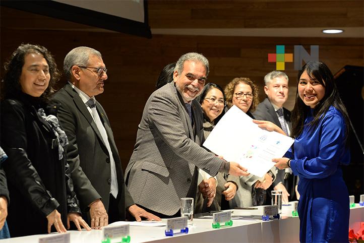 UV reconoció trabajos recepcionales con Premio “Arte, Ciencia, Luz”