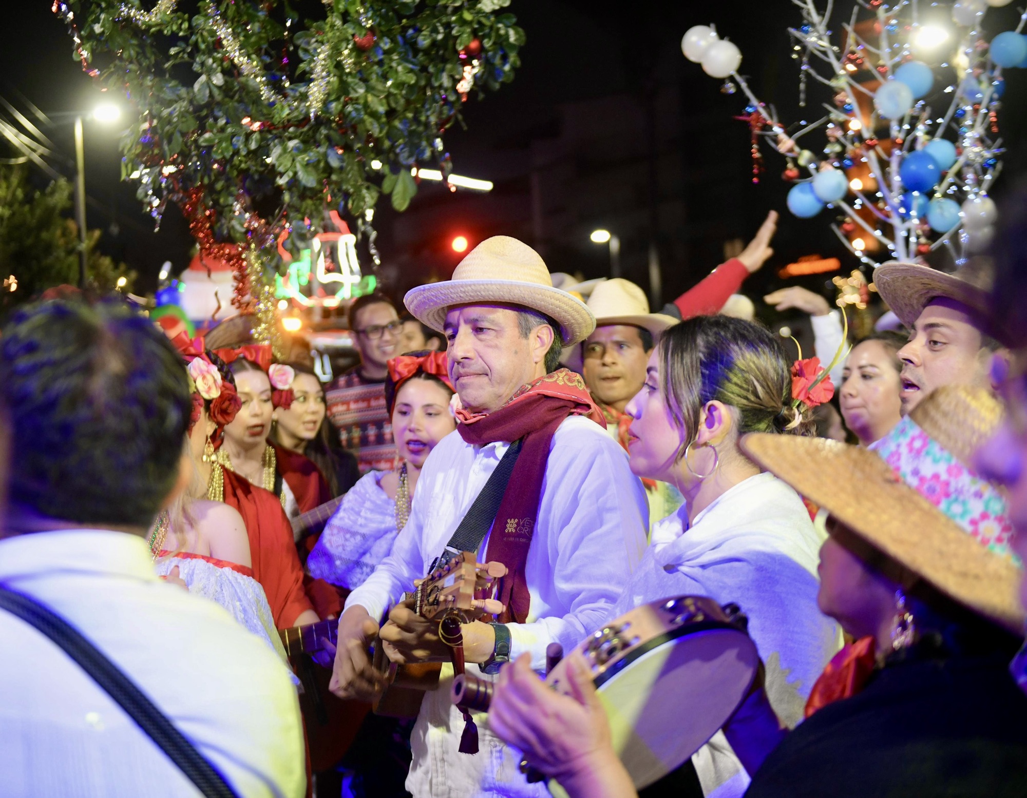 Desfile navideño de la tradicional Rama, ilumina Xalapa