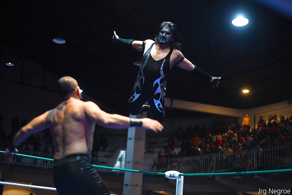 Pagano conquista la jaula de Clase Mundial