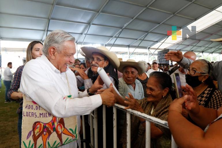 Presupuesto rinde para distribuirlo al pueblo por no permitir la corrupción: presidente