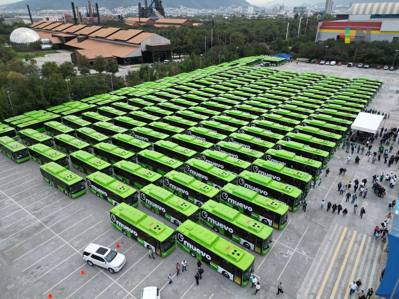 Preside Samuel García entrega y renovación de flotilla de transporte público regiomontano