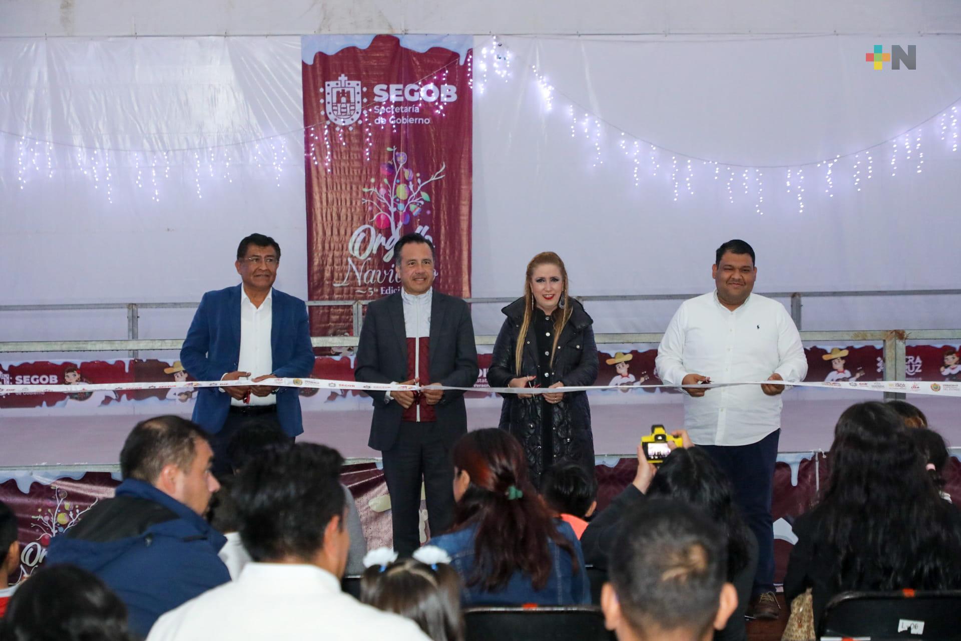 Inaugura Cuitláhuac García la pista de patinaje sobre hielo en Coatepec