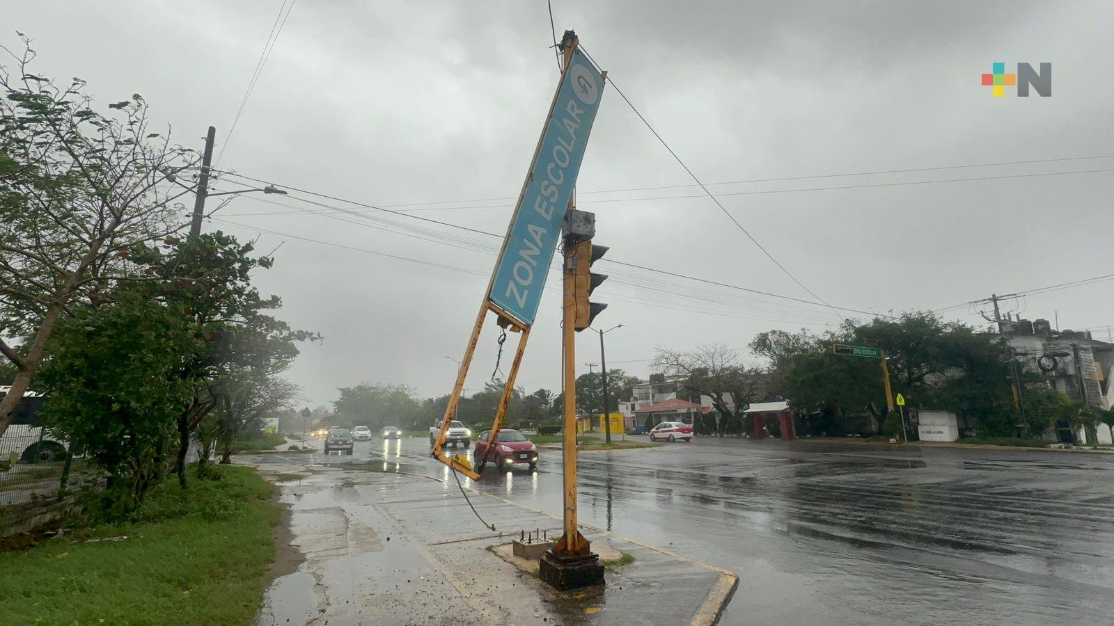 Caída de cables, árboles y semáforos afectaciones de frente frío en Coatza