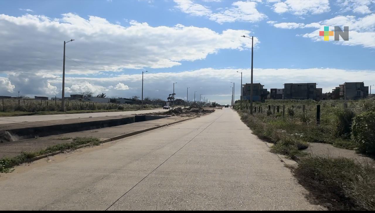 Después de un año, reabren en Coatza -en forma parcial- avenida con socavón