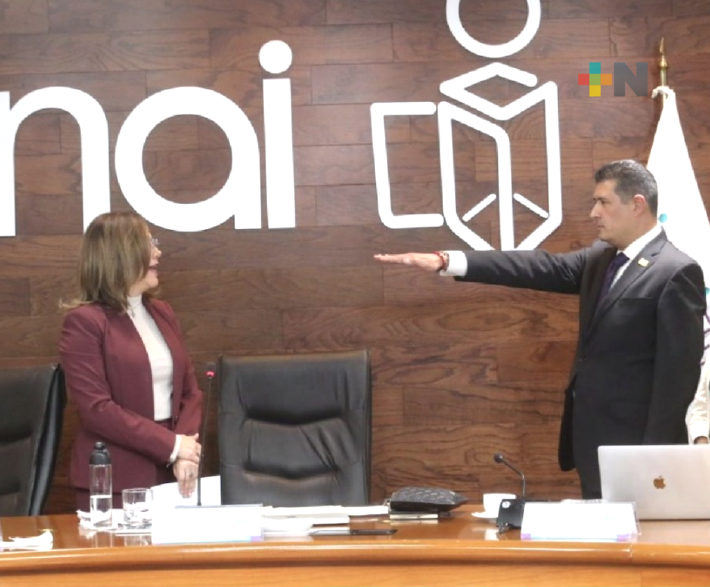 Asume presidencia del INAI, comisionado Adrián Alcalá Méndez