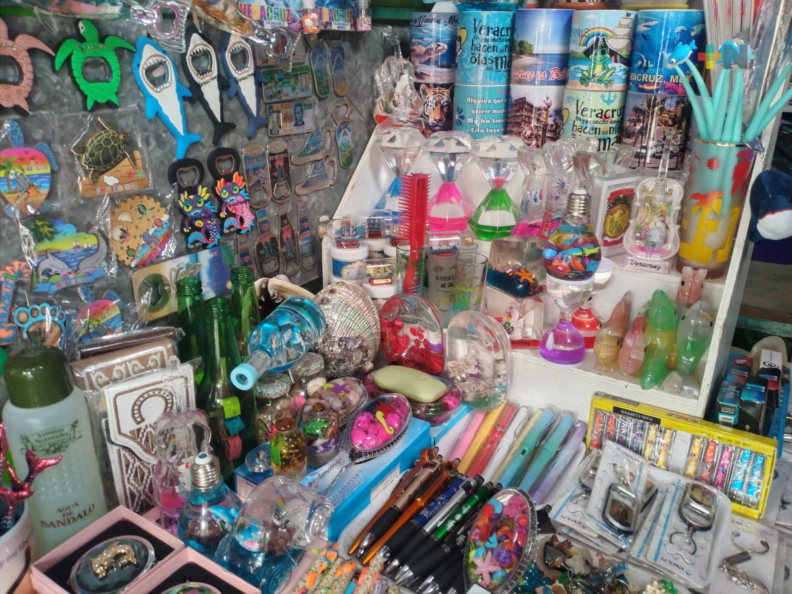Comerciantes de artesanías en Veracruz puerto esperan ver pronto aumento en ventas