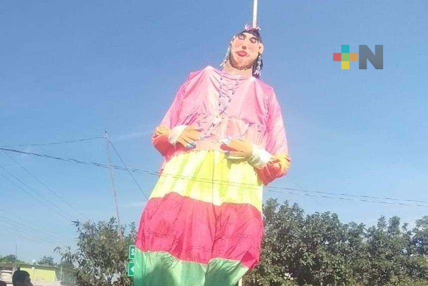 Artesanos de Totutla elaboran “viejita monumental” para quemar el 31 de diciembre