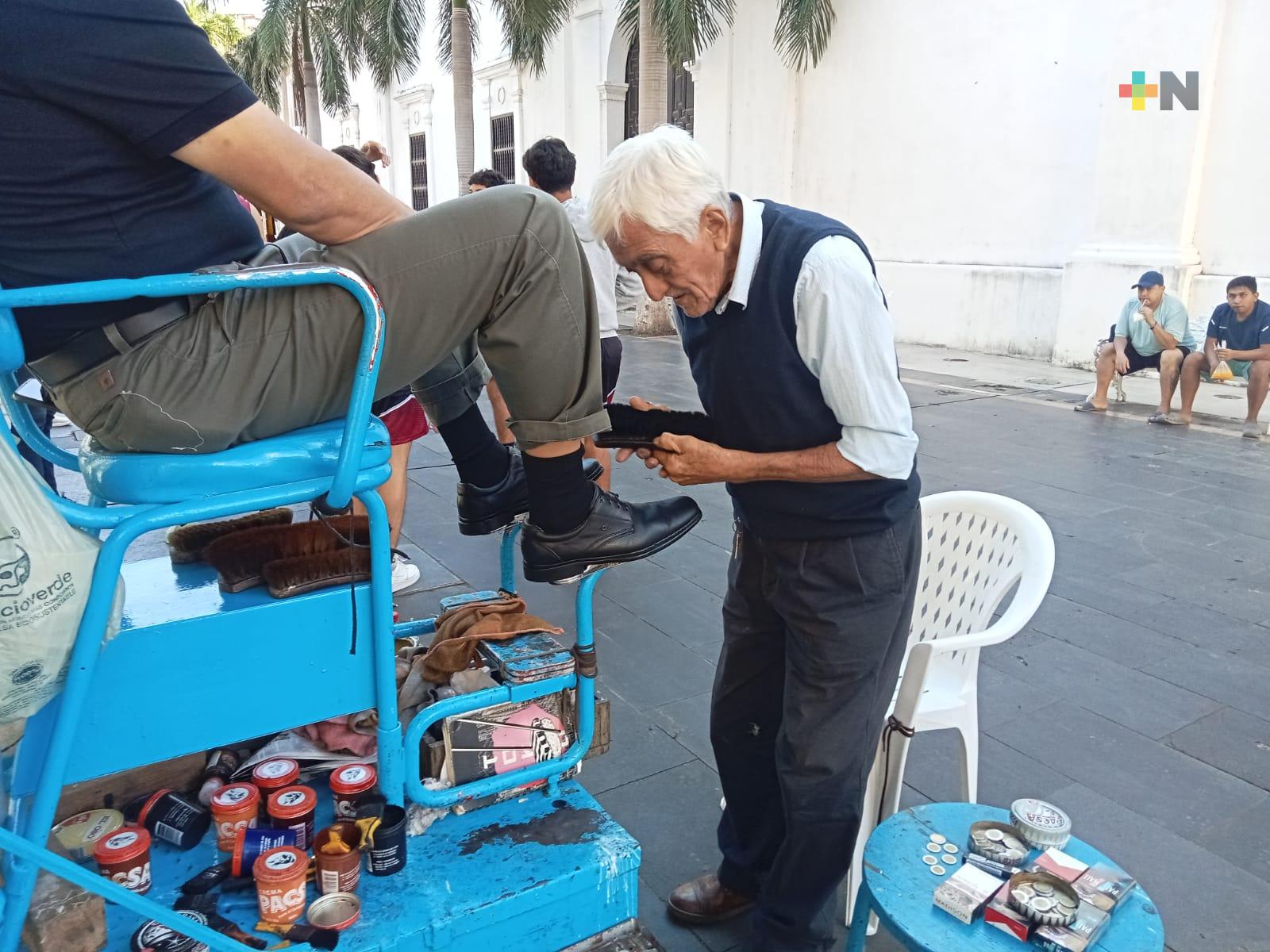 Oficios como lustrador de calzado tienen mucha demanda en esta temporada
