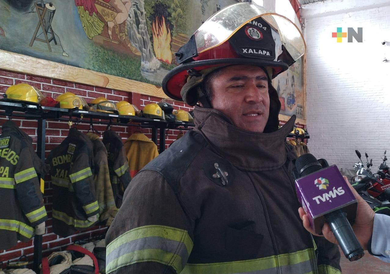 Bomberos emiten recomendaciones para evitar incendios de árboles navideños