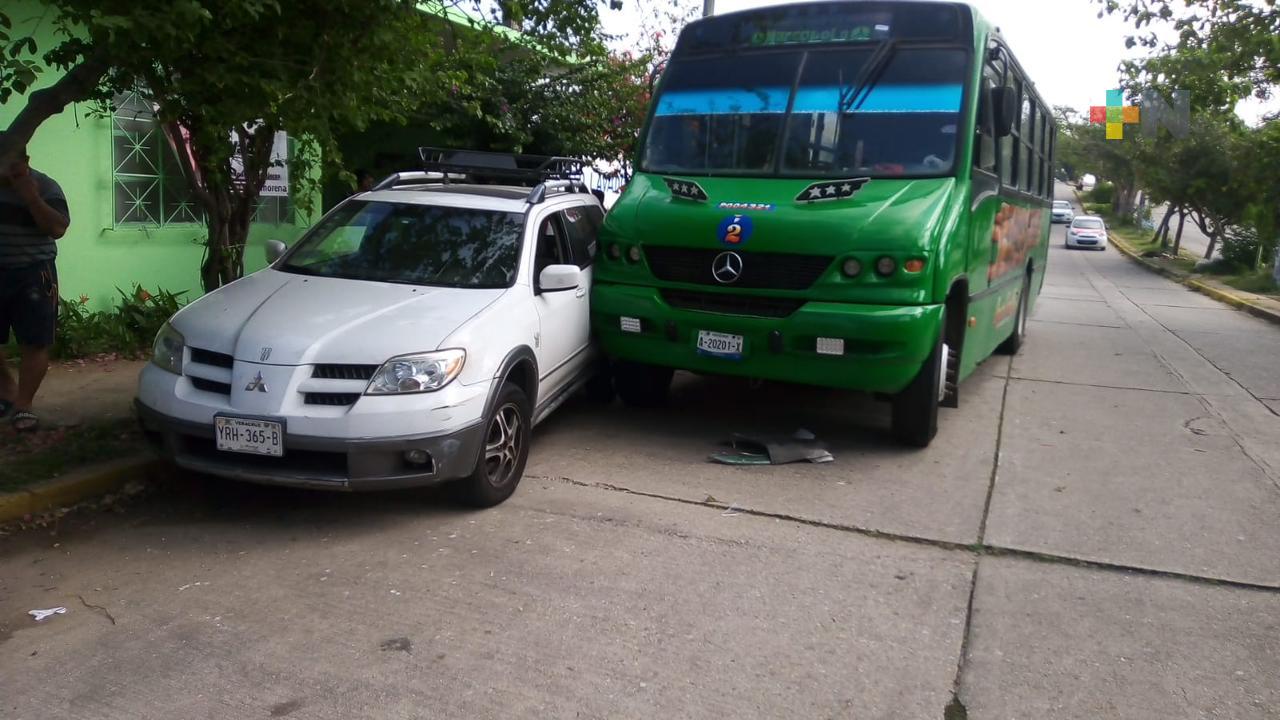 Choque entre urbano y autos particulares deja pérdidas económicas por 60 mil pesos