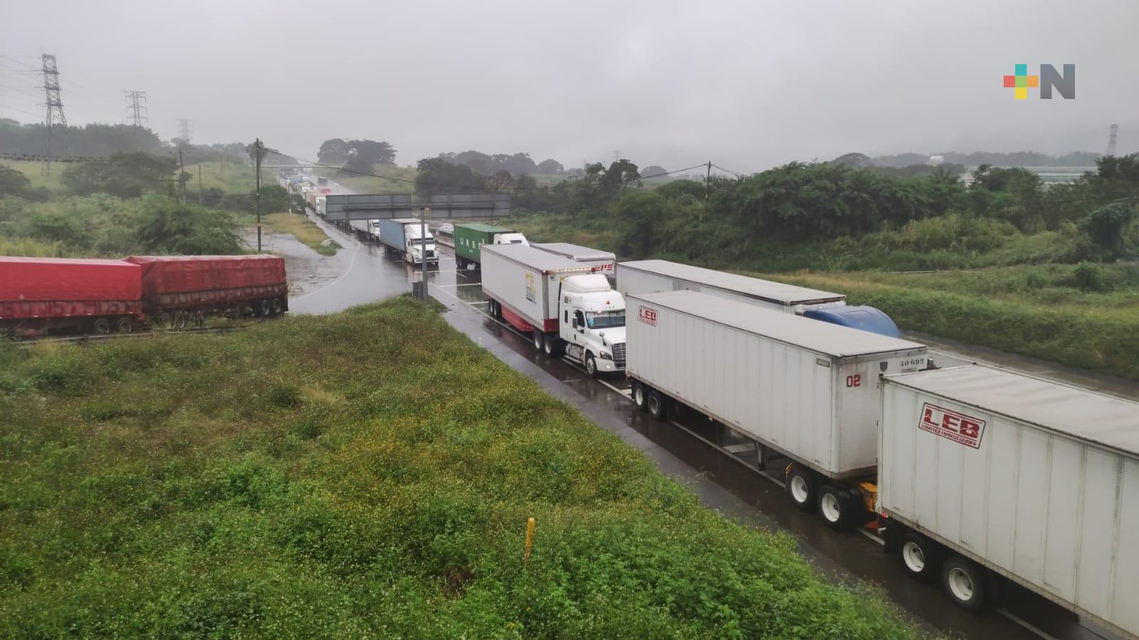 Carretera Cuitláhuac-Orizaba afectada por accidentes, obras y el clima