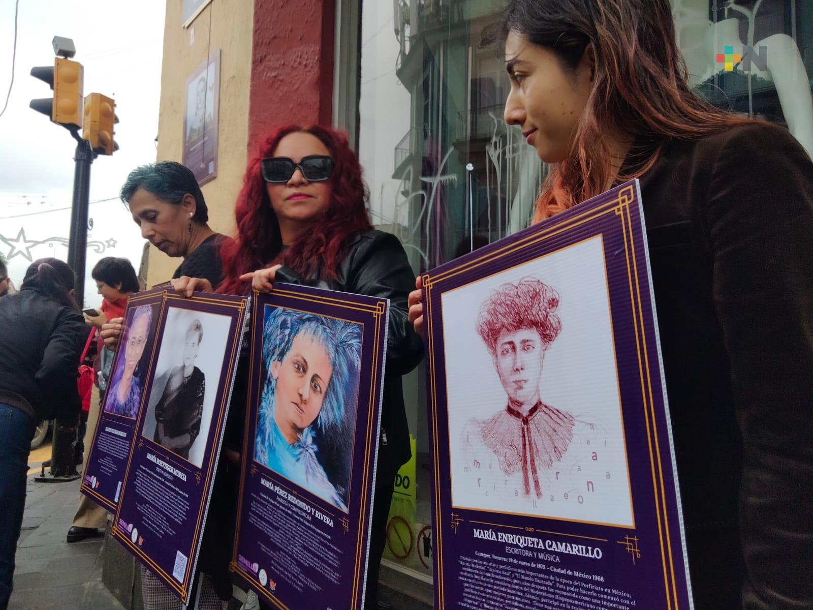 Artistas colocan placas con la historia de mujeres sobresalientes en Xalapa