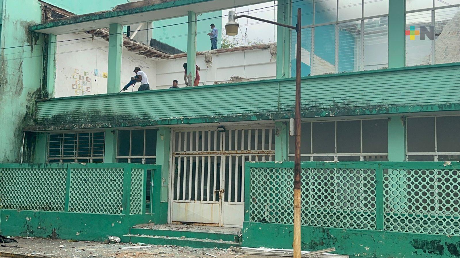 Continúa demolición de primaria en Coatzacoalcos