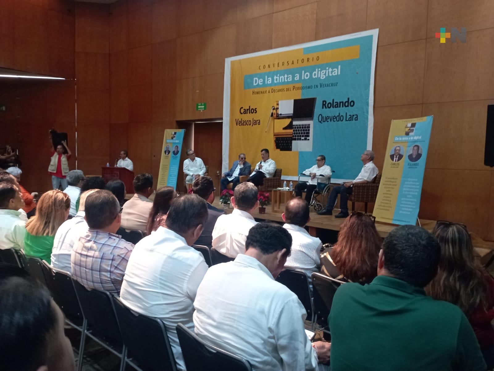 Homenajean a dos decanos del periodismo de Coatza con un conversatorio