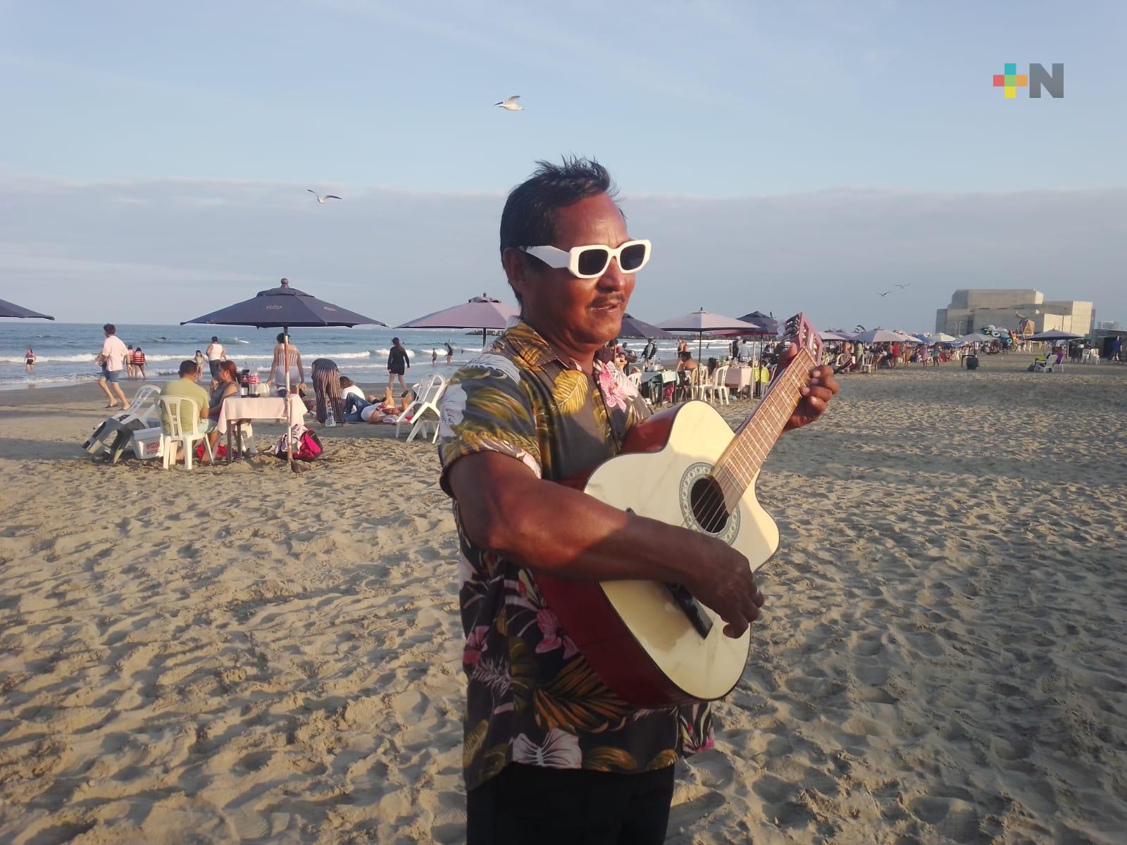 David Solares deleita a turistas con su música en playas de Veracruz