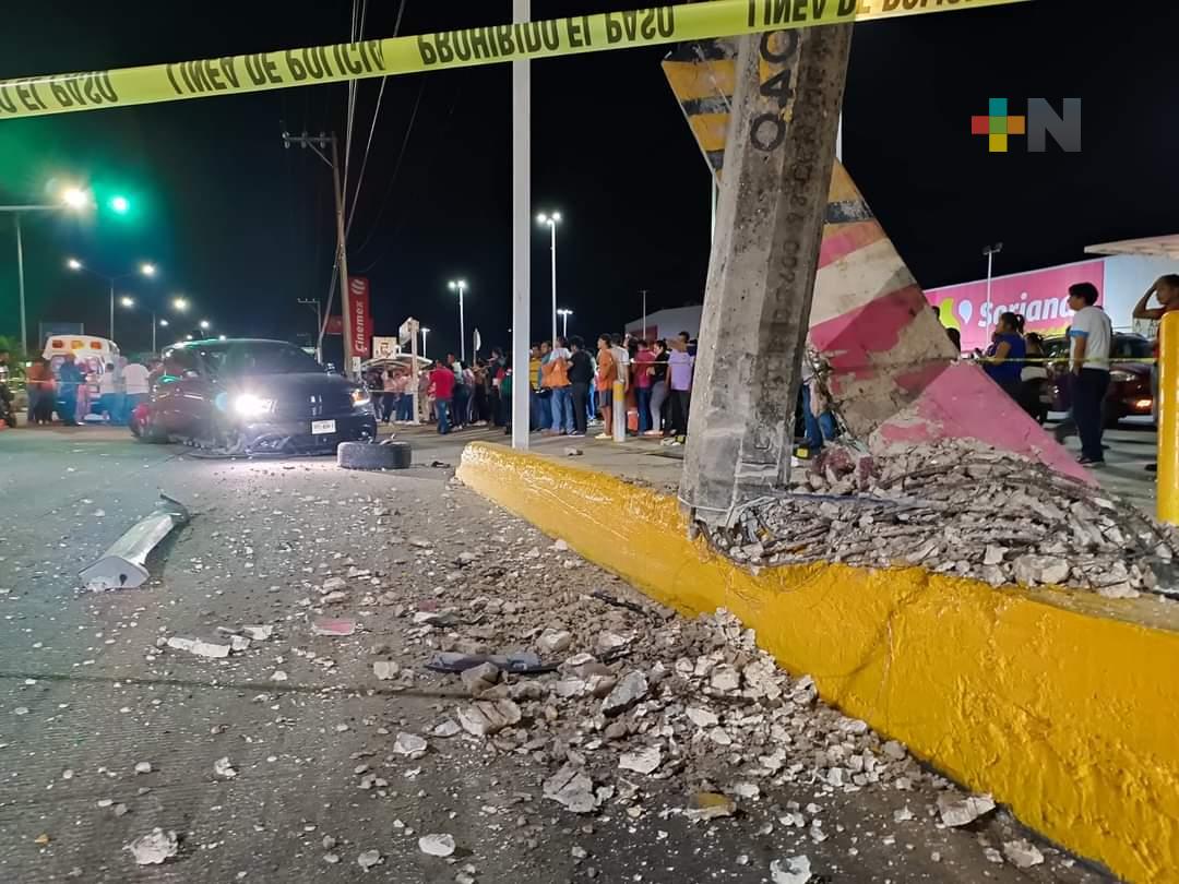 Ebrio conductor se estrella con poste y atropella a persona mayor en Coatza