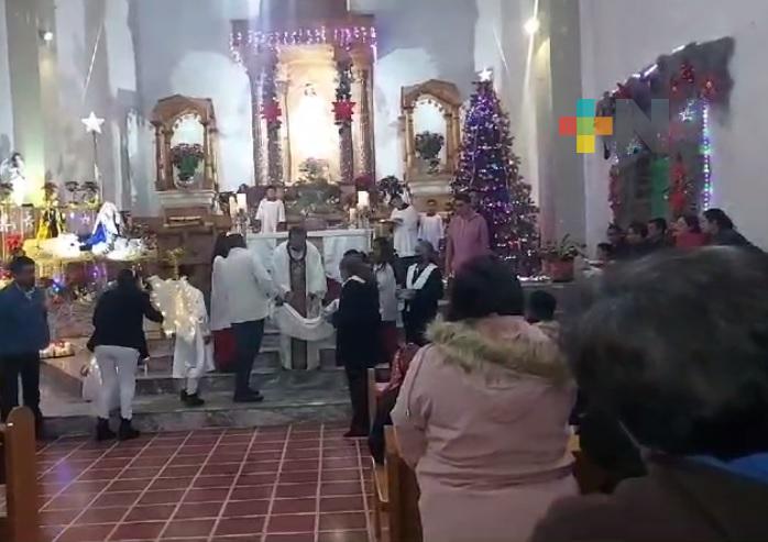 En Huayacocotla feligreses celebran con alegría la Navidad