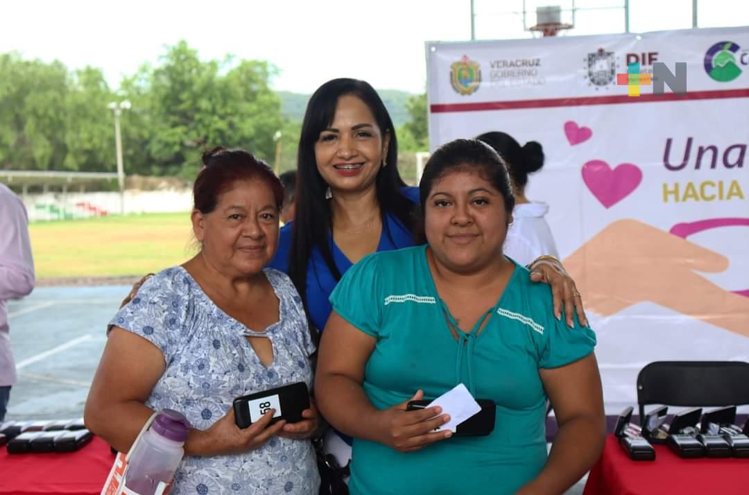 Entregan lentes oftalmológicos a población del municipio de Cuitláhuac