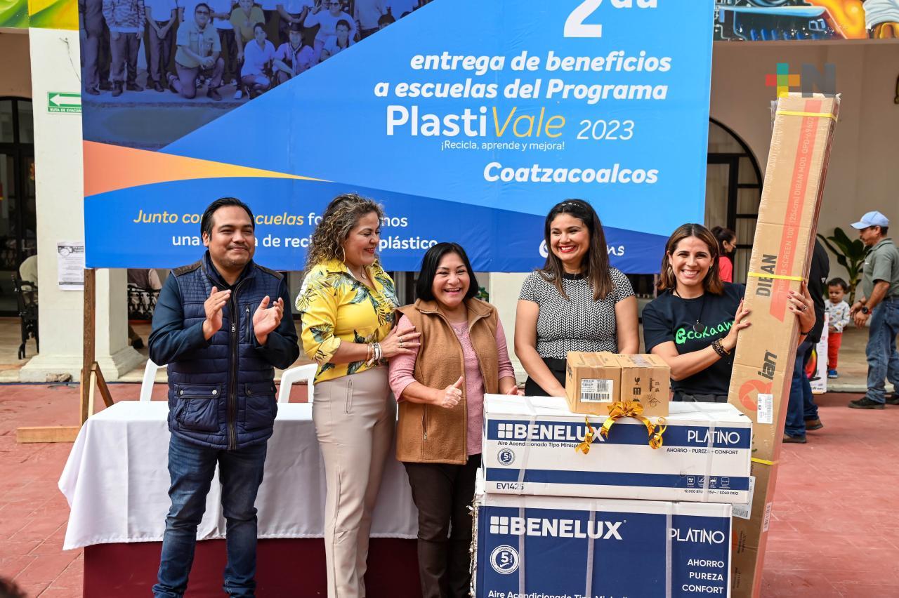 Empresa Braskem Idesa entrega equipo a escuelas que participaron en reciclaje