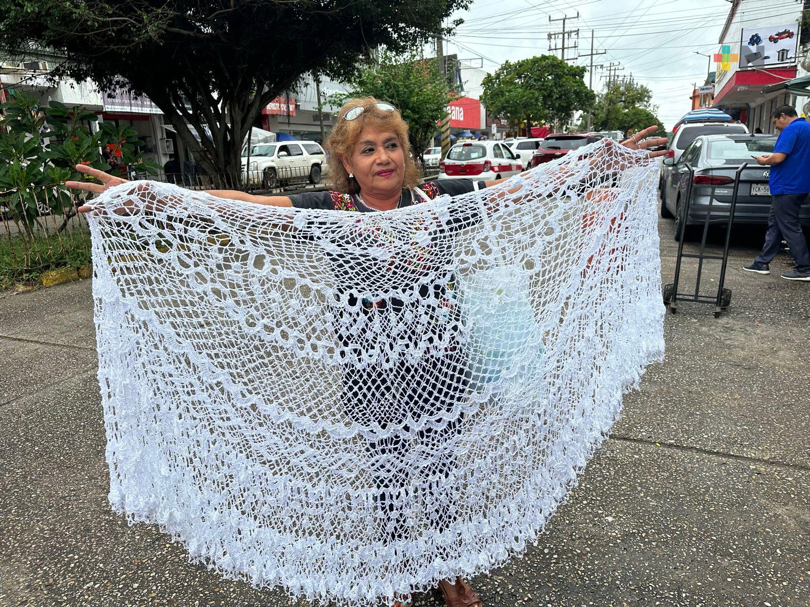 Con venta de manteles y otros tejidos obtiene sustento económico