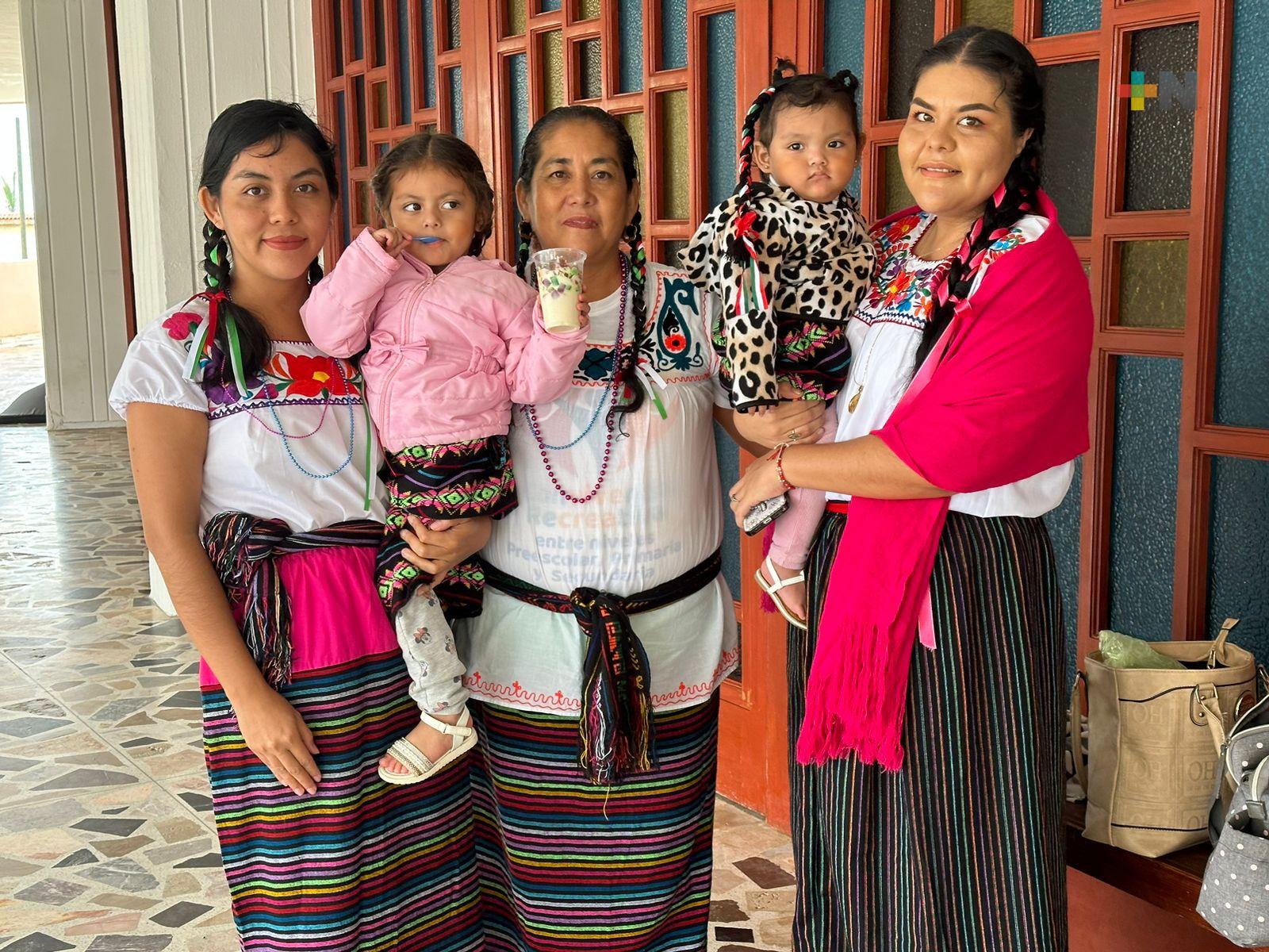 Familias completas llegan a mostrar su devoción a la Virgen de Guadalupe en Coatza