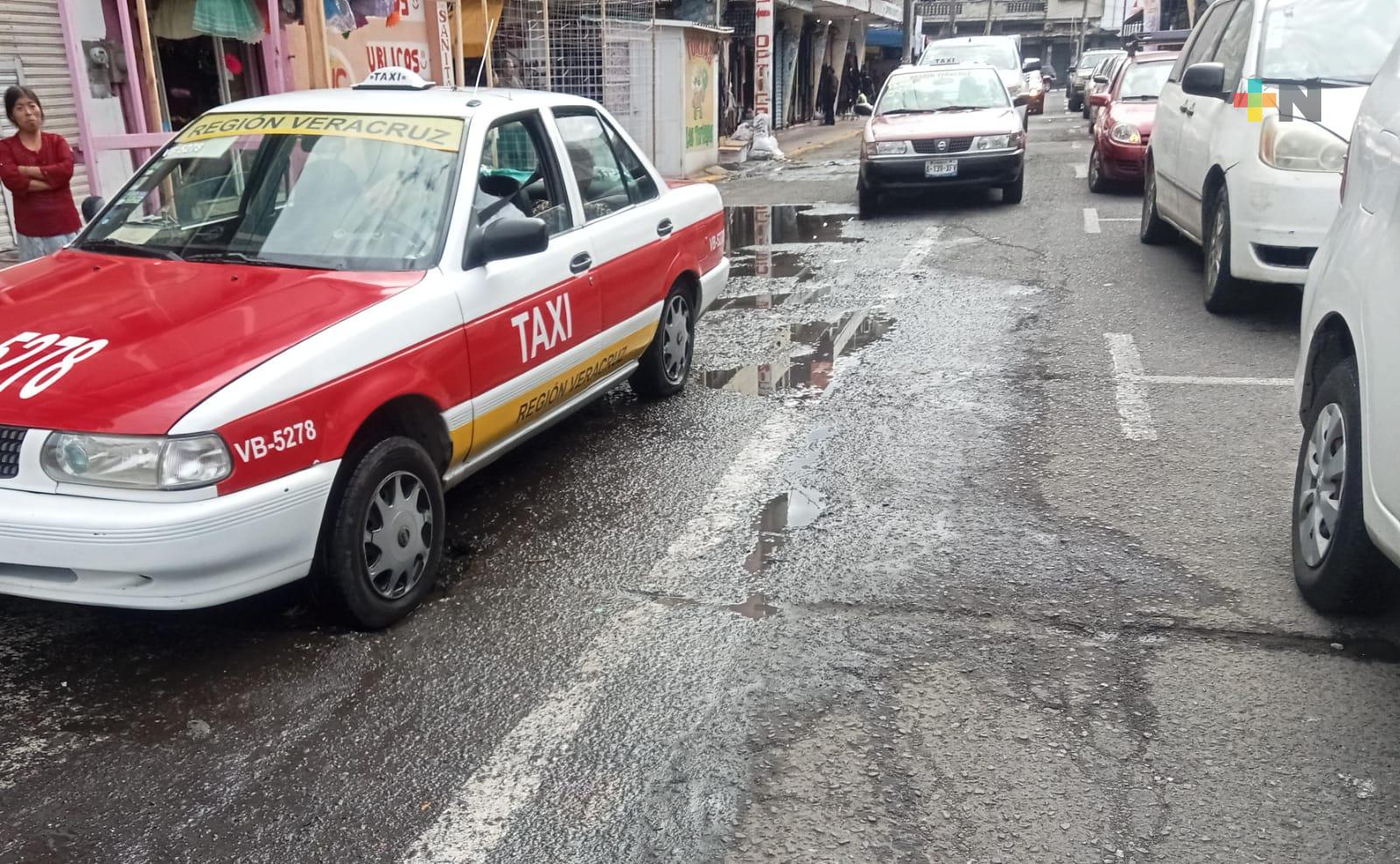 Baches y fuga de agua negra en Veracruz puerto afectan a habitantes y turistas