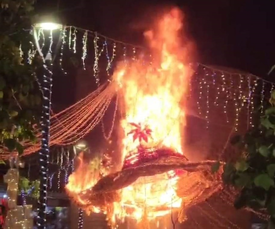 Incendio daña adornos navideños en Sayula de Alemán