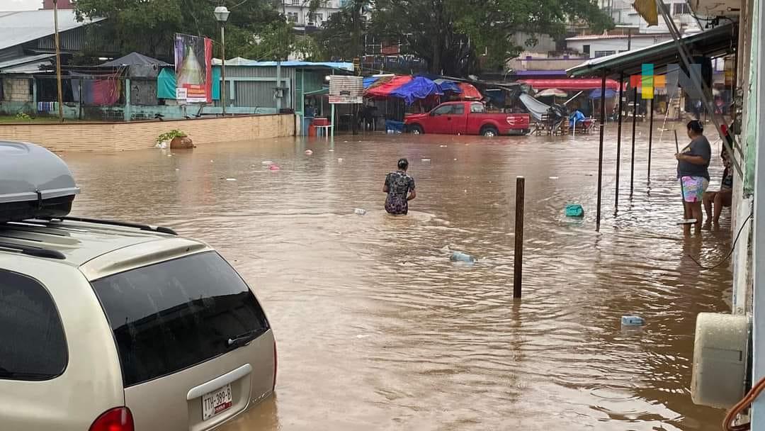 Fuerte lluvia provoca afectaciones e inundaciones en Agua Dulce