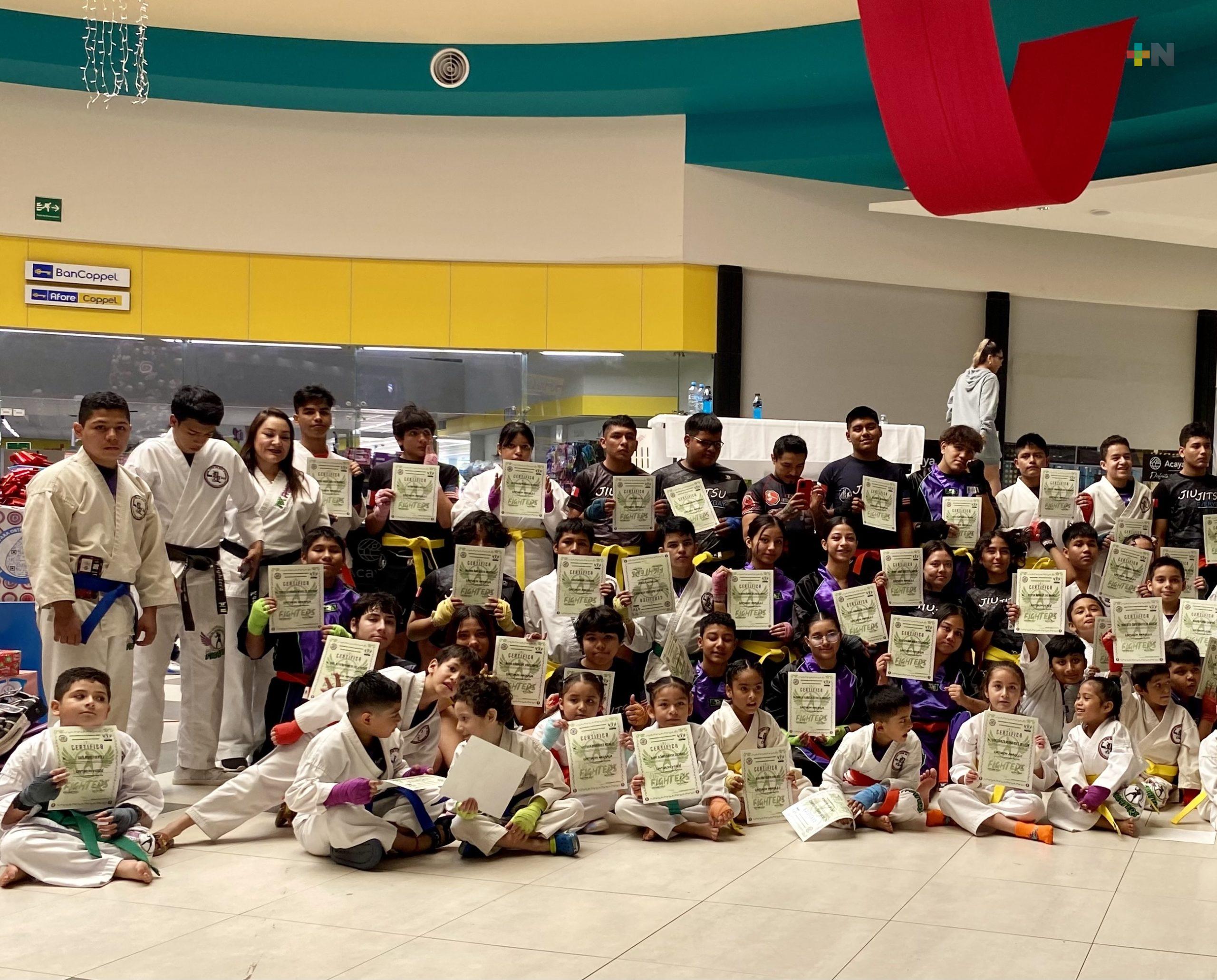 Aprueban examen de grado alumnos de Academias de MMA, en Coatzacoalcos