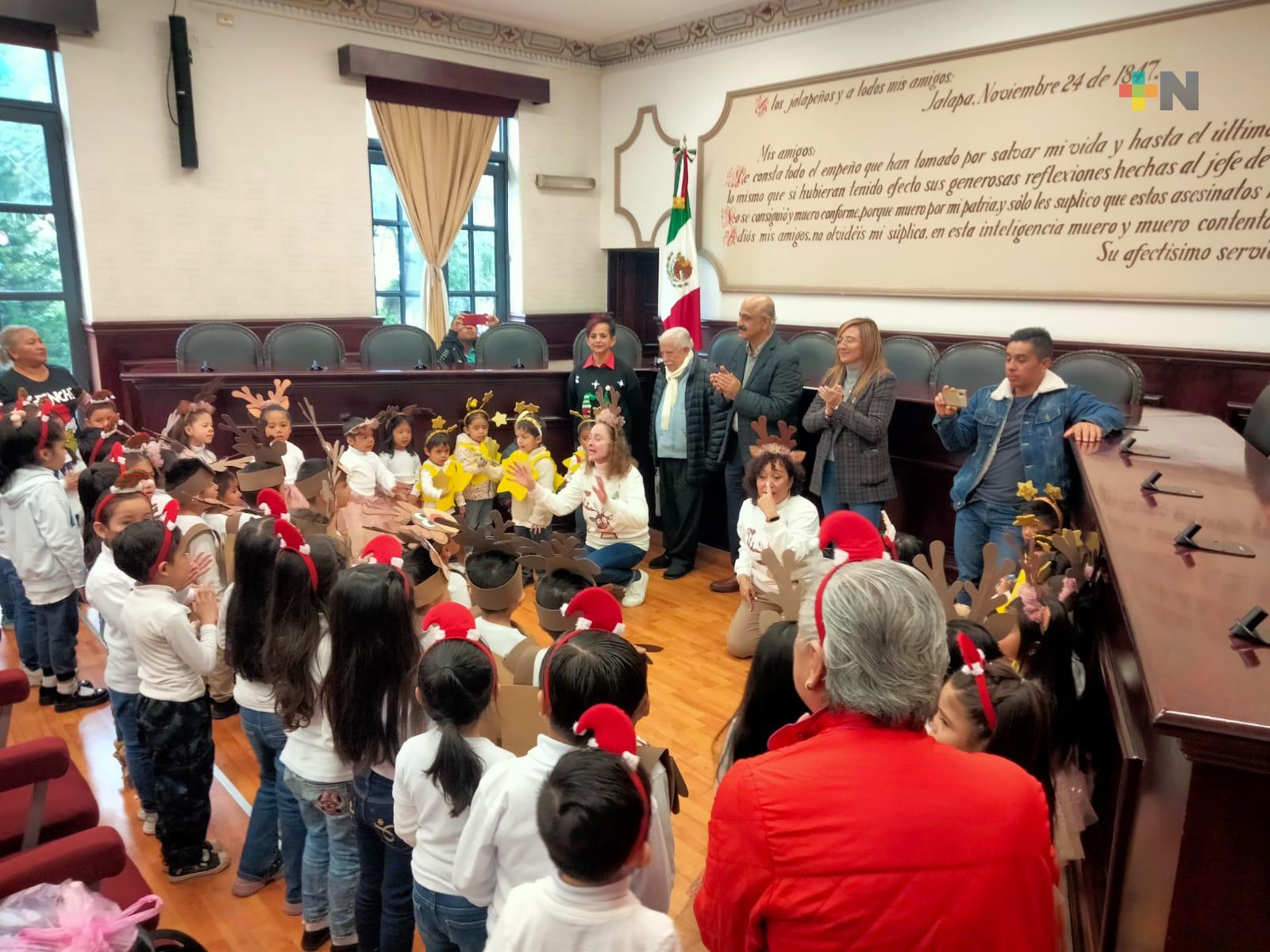 Preescolares cantan villancicos en palacio  municipal de Xalapa