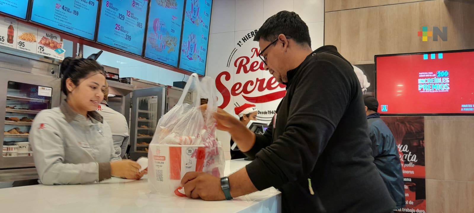 ¿Por pollo gratis un año? 50 personas pernoctan afuera de nueva tienda en el puerto