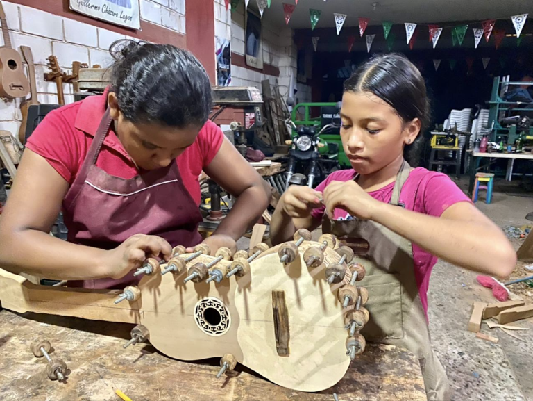 Invitan a conocer el proyecto “Maderas que cantan, sones y laudería para niñas y niños”, de Julio Corro