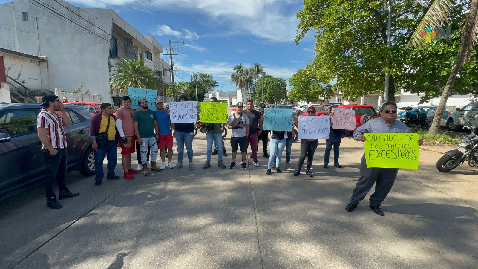 Motociclistas se manifiestan contra abusos de empresa de grúas en Coatza