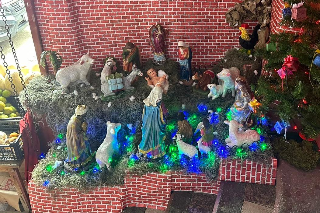 Instalan nacimientos navideños en mercado de Coatzacoalcos