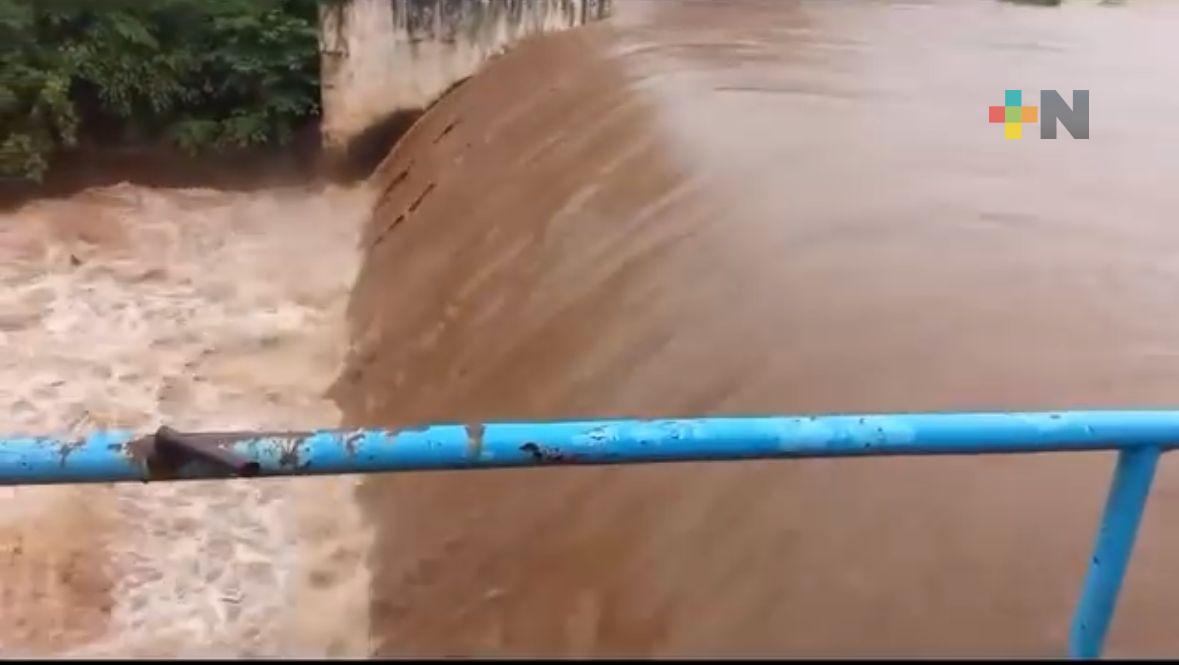 Intensas lluvias aumentan nivel de agua en presa Yuribia; CMAS cierra acueducto