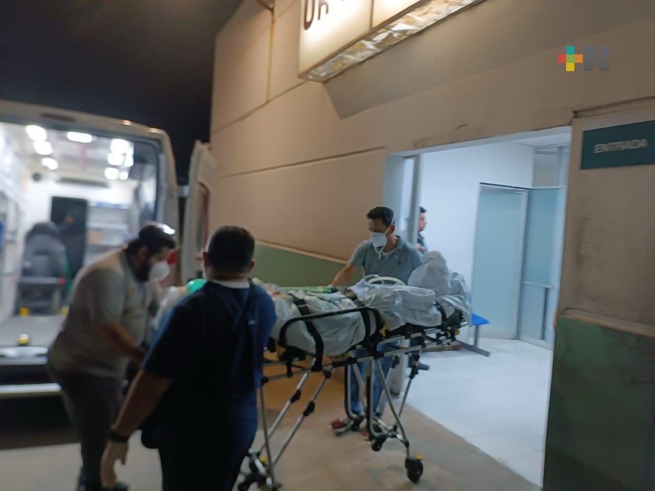 En riesgo de perder la vida uno de los empacadores atropellados en Coatzcoalcos