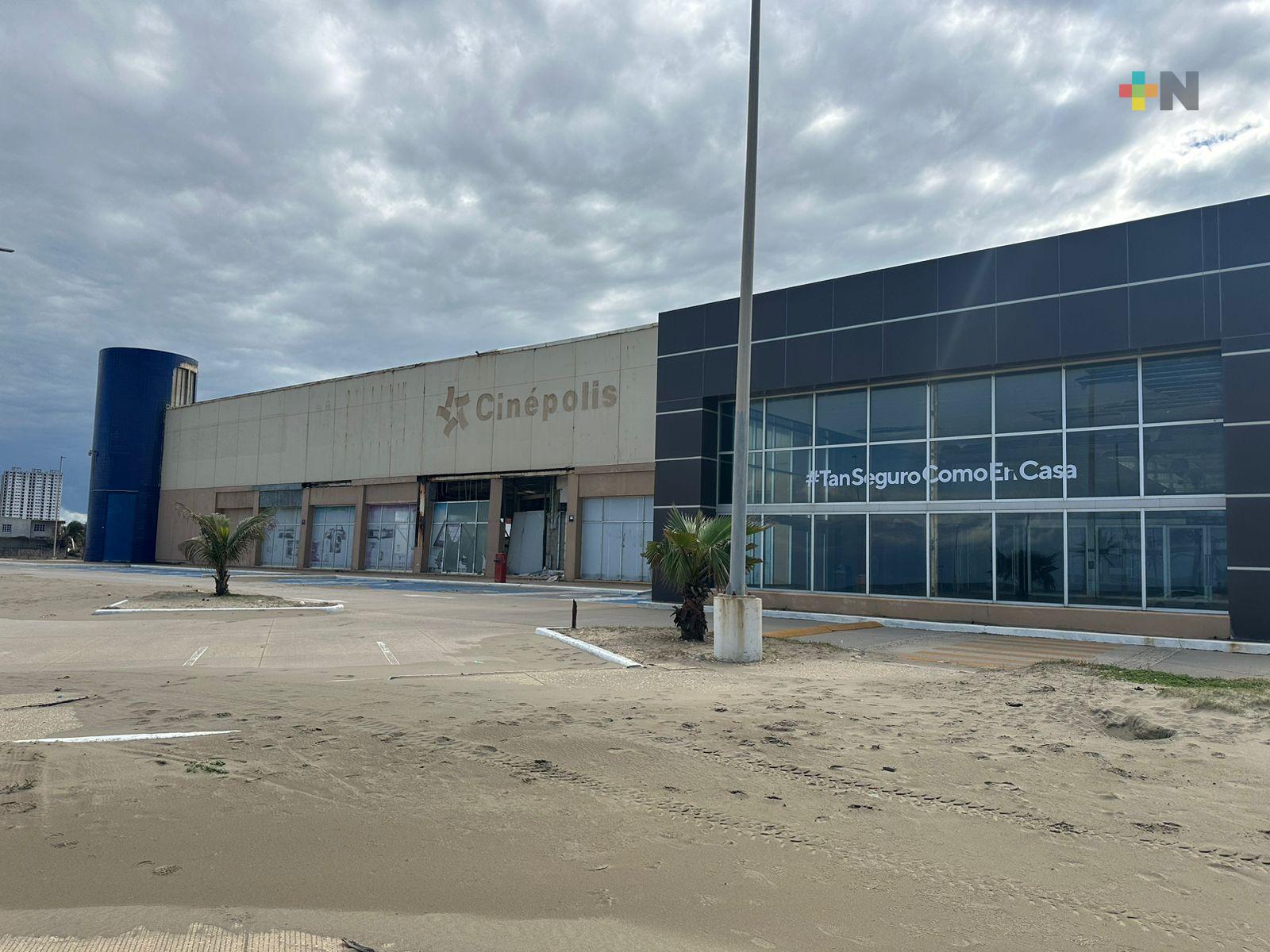 En ruinas lo que fuera la primera plaza comercial de Coatzacoalcos