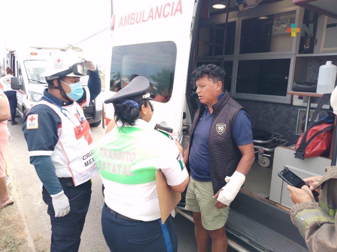 Poste de energía cae sobre dos camionetas; deja siete lesionados