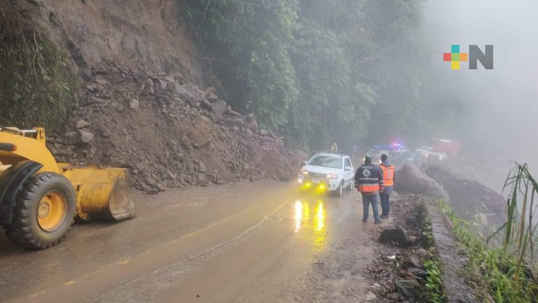 Tras retiro de material rocoso, abren ambos carriles de carretera Misantla-Xalapa