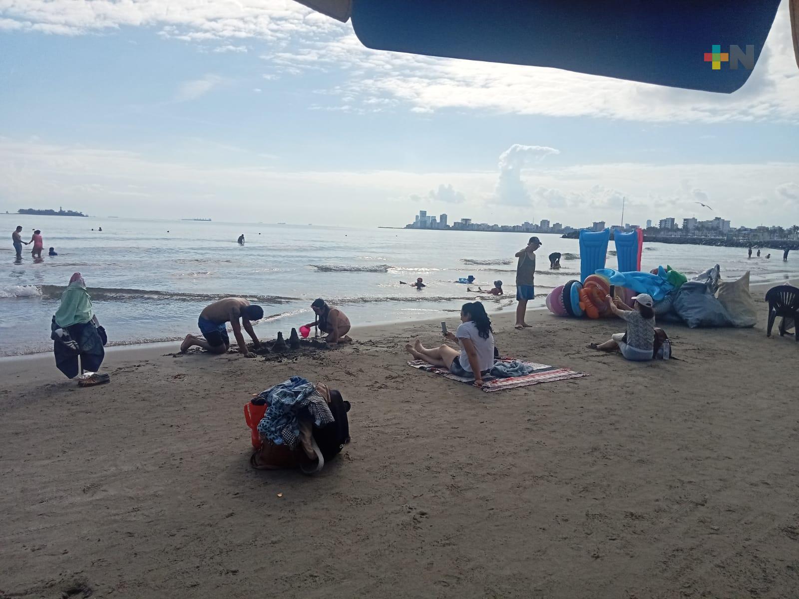 Turistas disfrutan las playas del puerto de Veracruz