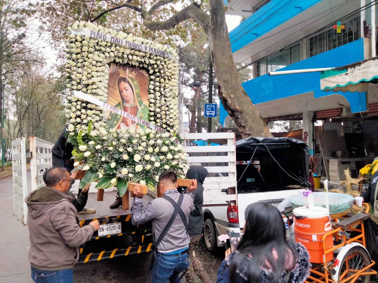 Sin importar costos, peregrinos llevan coronas a la Virgen de Guadalupe