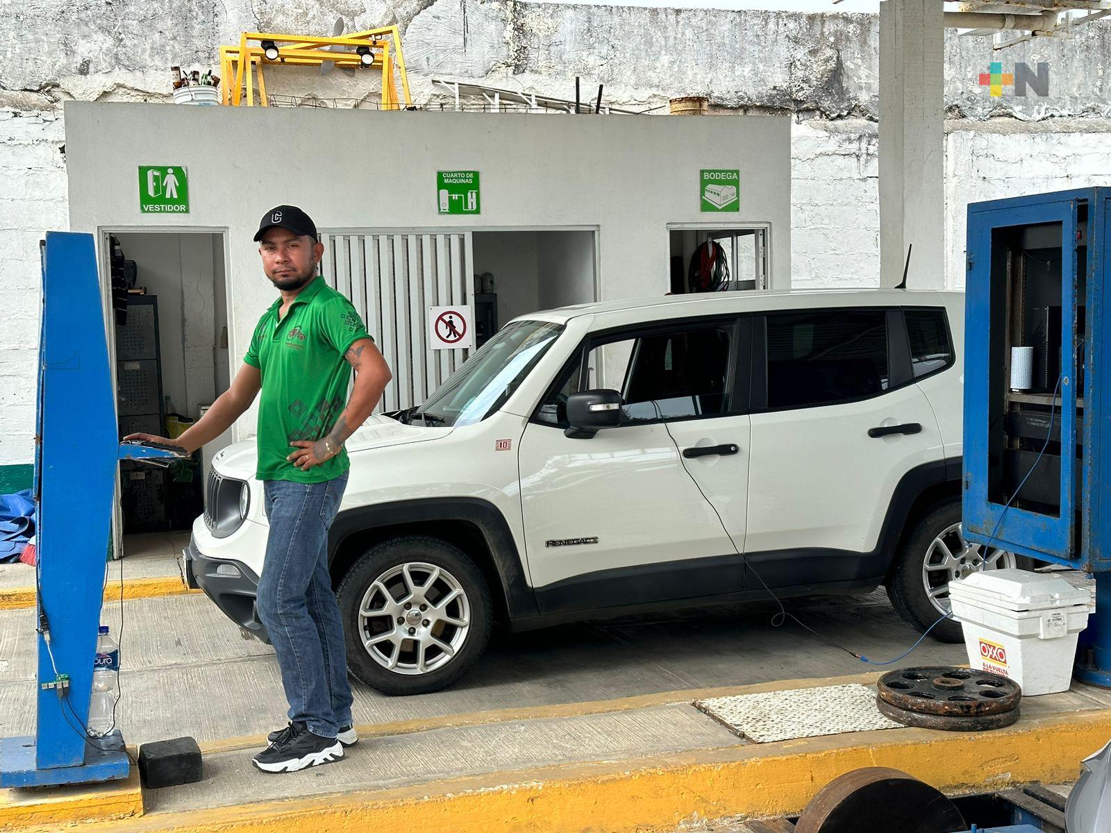 Verificentros de Coatza saturados por conductores omisos