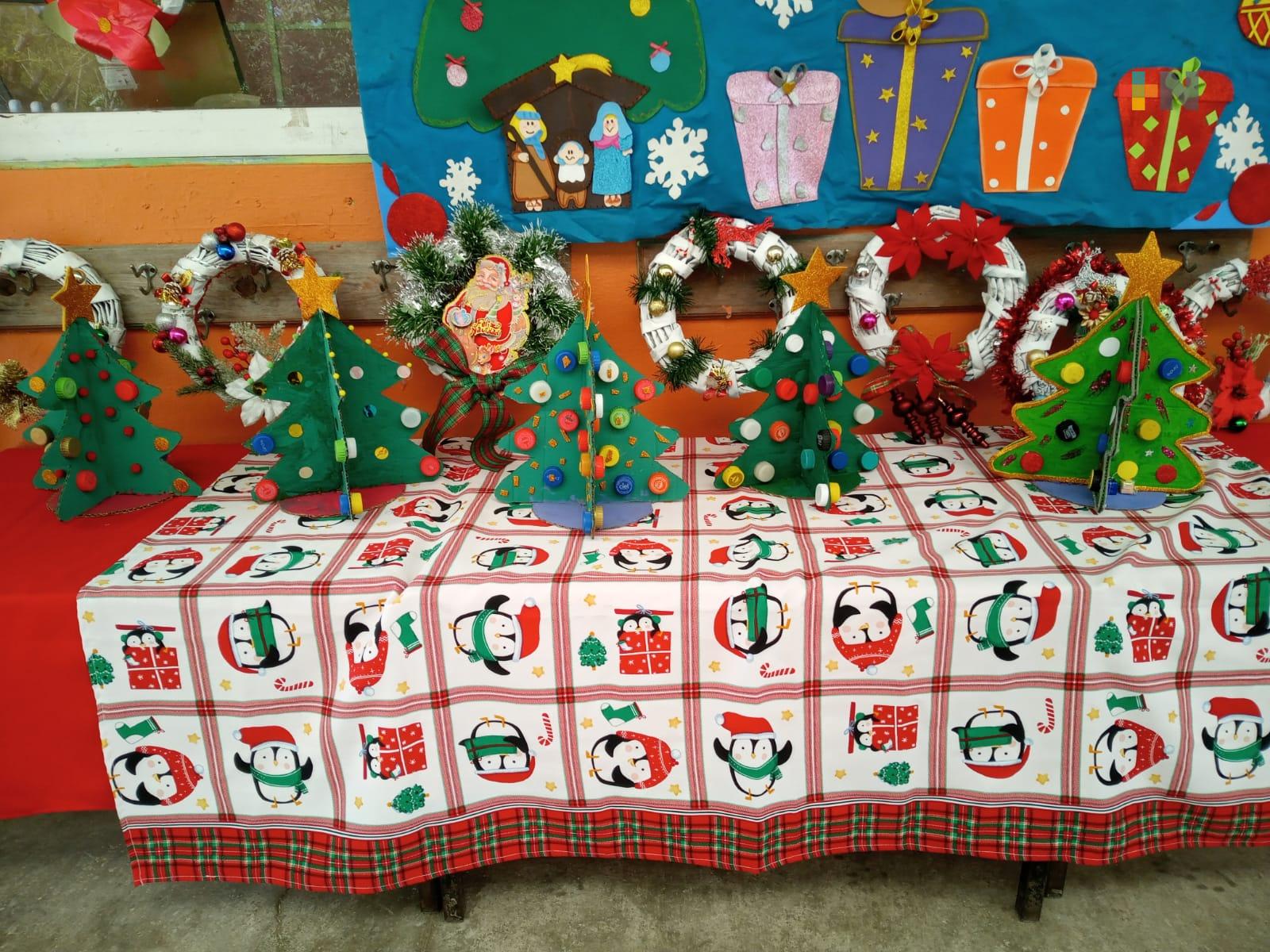 Alumnos de Jardín de Niños en Coatzacoalcos exponen manualidades navideñas