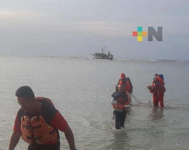 Sector naval de Tuxpan rescata tripulantes de embarcación encallada en Isla de Lobos
