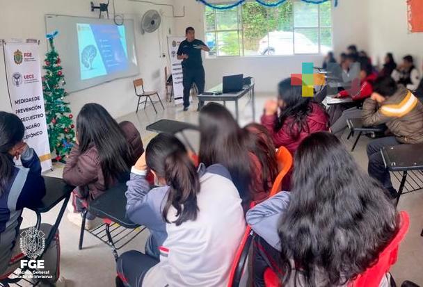 Imparte UECS plática relacionada al secuestro y engaño telefónico a estudiantes de TEBAEV en Misantla