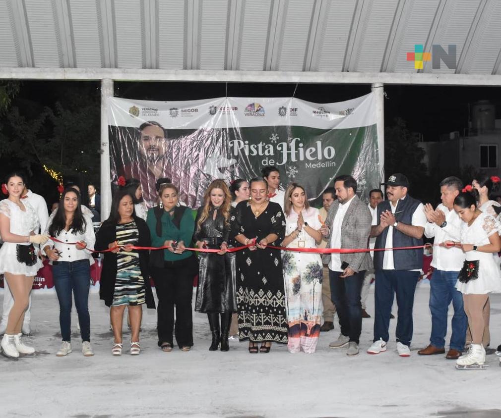 Encargado de Despacho de Segob, Carlos Juárez inaugura pista de hielo en Medellín