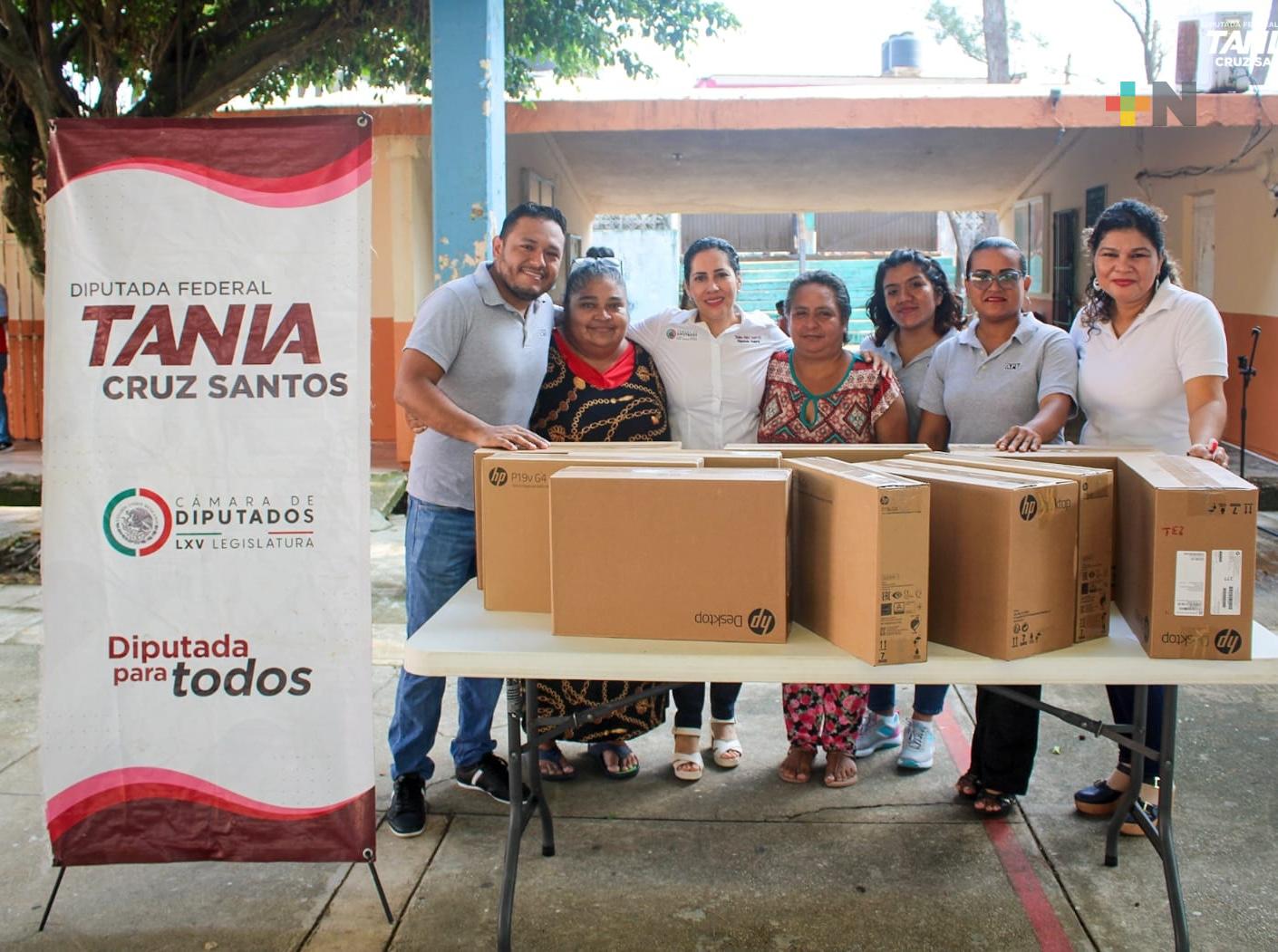 Entrega equipos de cómputo Tania Cruz Santos