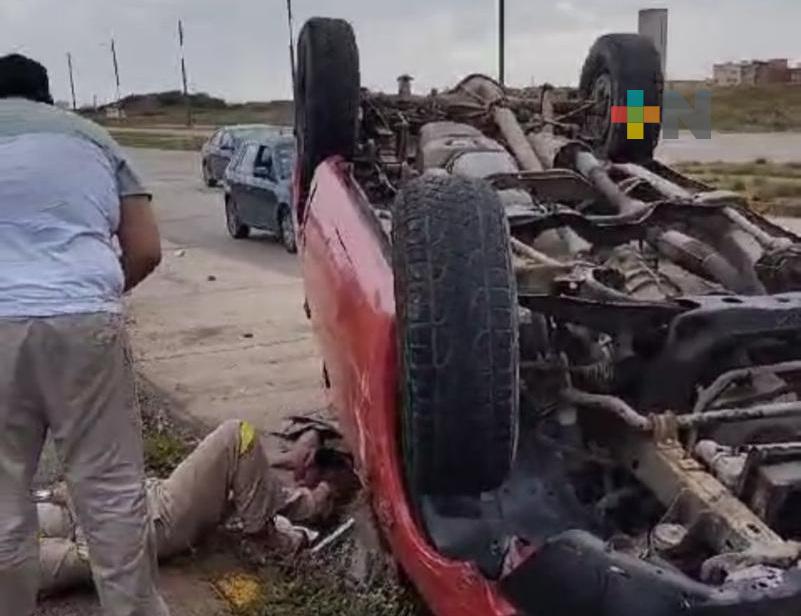 Empleado se queda dormido al volante vuelca vehículo en malecón de Coatzacoalcos