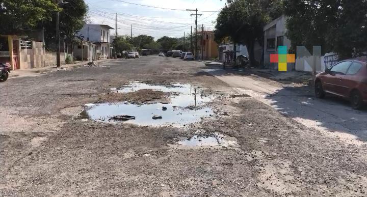 Vecinos exigen reparen baches de colonia del municipio de Veracruz